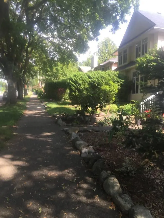 Quiet-Comfy 3 Bedroom Home On A Tree Lined Street In Kits Vancouver