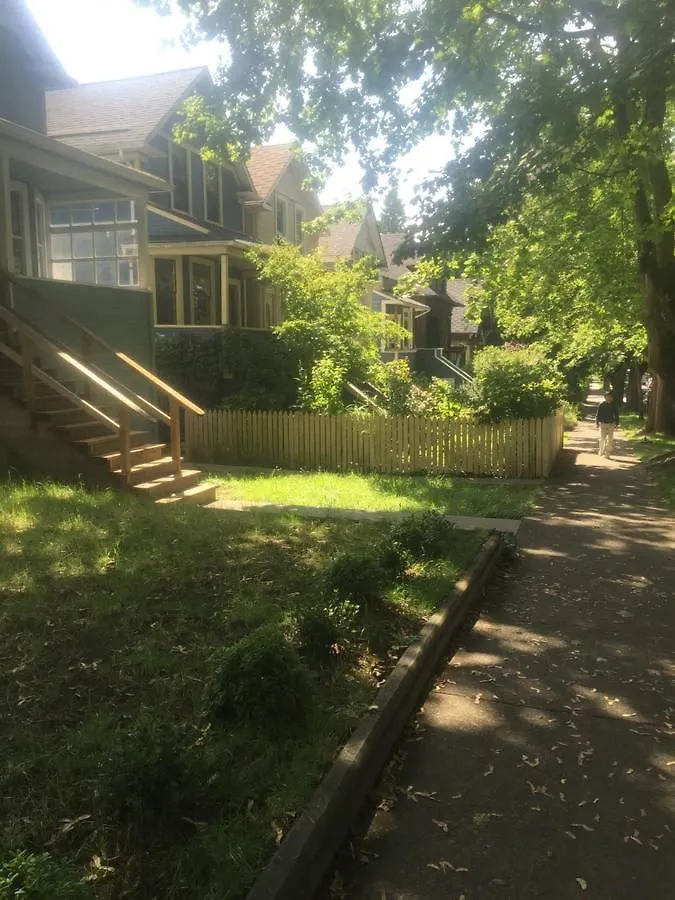 Quiet-Comfy 3 Bedroom Home On A Tree Lined Street In Kits Vancouver Holiday home