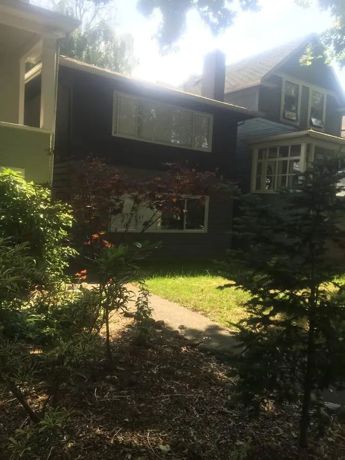 Quiet-Comfy 3 Bedroom Home On A Tree Lined Street In Kits Vancouver Canada