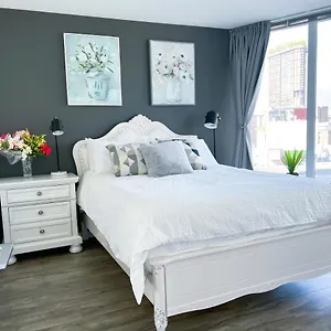 downtown-3bd-2ba-viewskytrain2-free-parking.vancouver-hotels-bc.net/